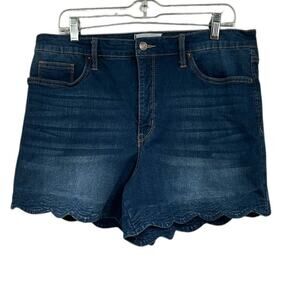 Crown & Ivy™ Women's Scallop Hem Shorts Size 14